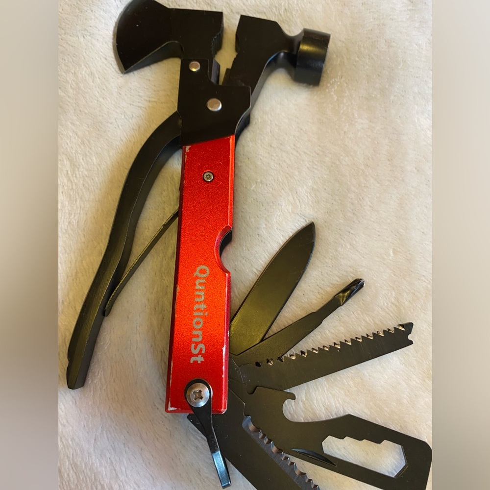 Multi tool with hatchet and hammer